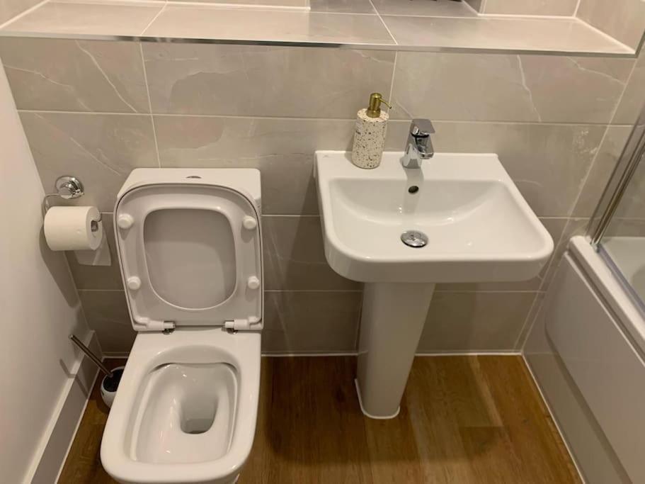 Brand New Entire 4 Bed House Multiple Free Parking Early Check-In Late Check- Out Allowed South Ockendon Εξωτερικό φωτογραφία