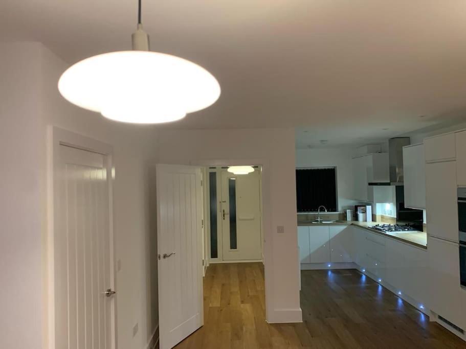 Brand New Entire 4 Bed House Multiple Free Parking Early Check-In Late Check- Out Allowed South Ockendon Εξωτερικό φωτογραφία