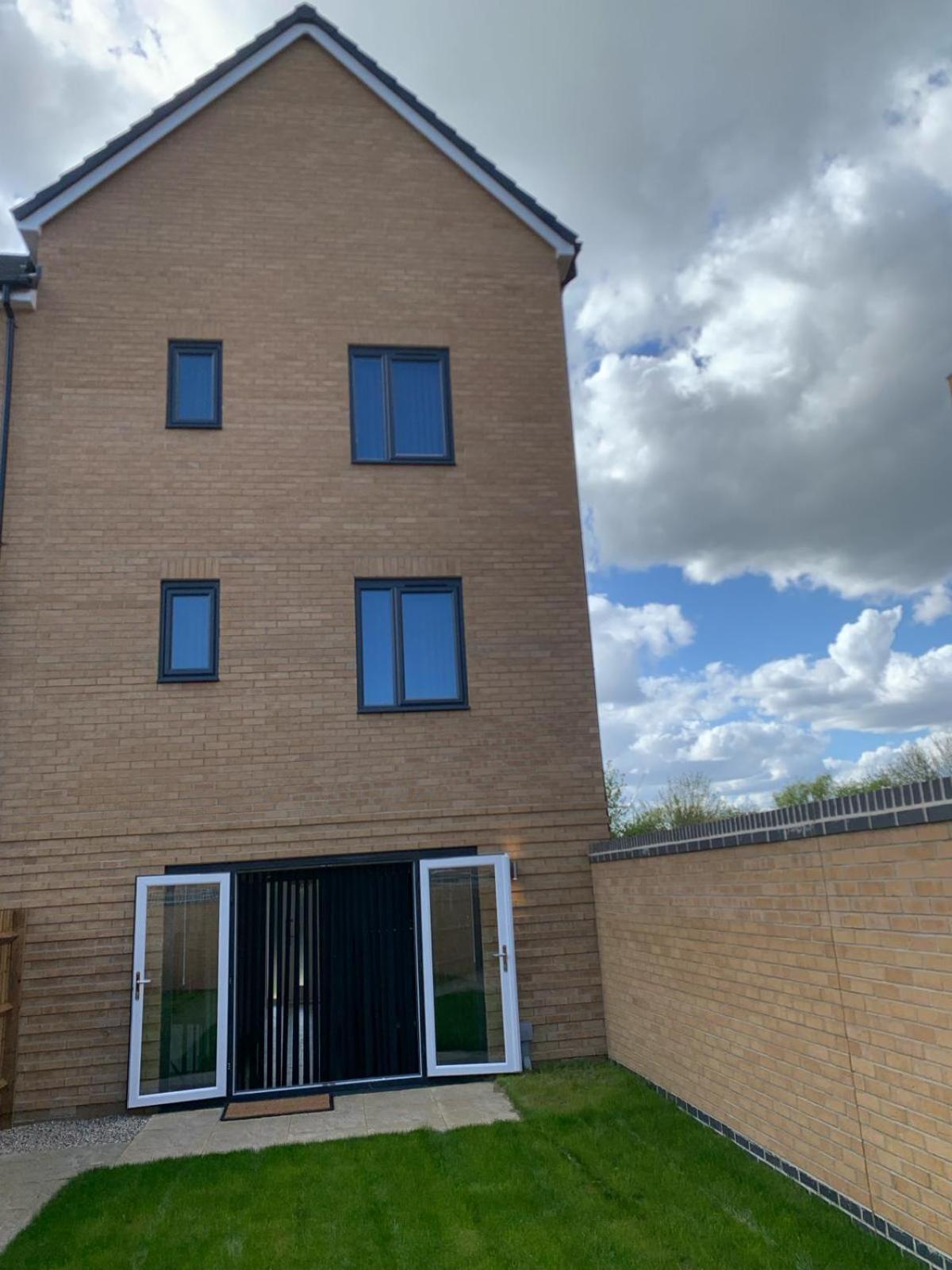 Brand New Entire 4 Bed House Multiple Free Parking Early Check-In Late Check- Out Allowed South Ockendon Εξωτερικό φωτογραφία